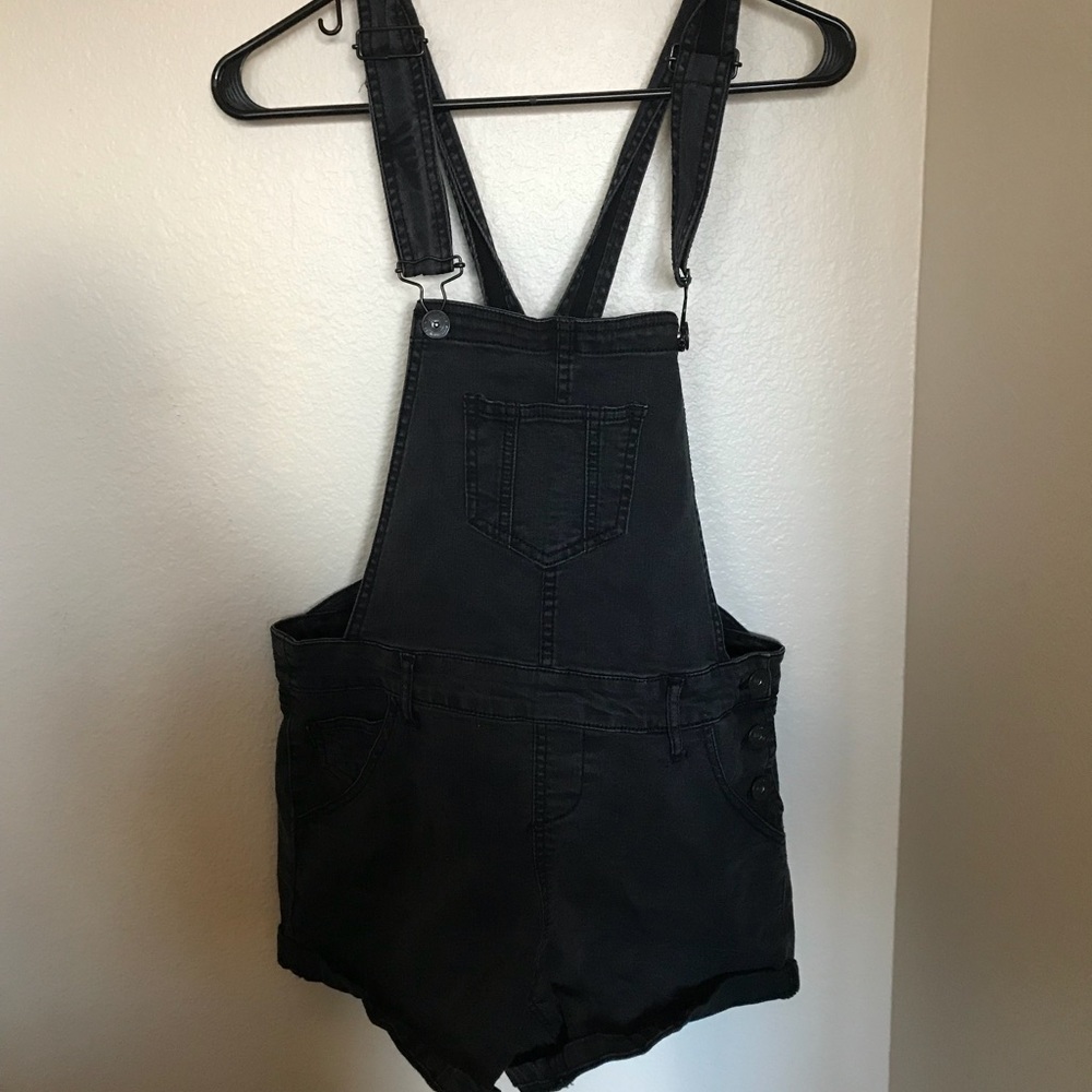 BLACK SHORT OVERALLS
